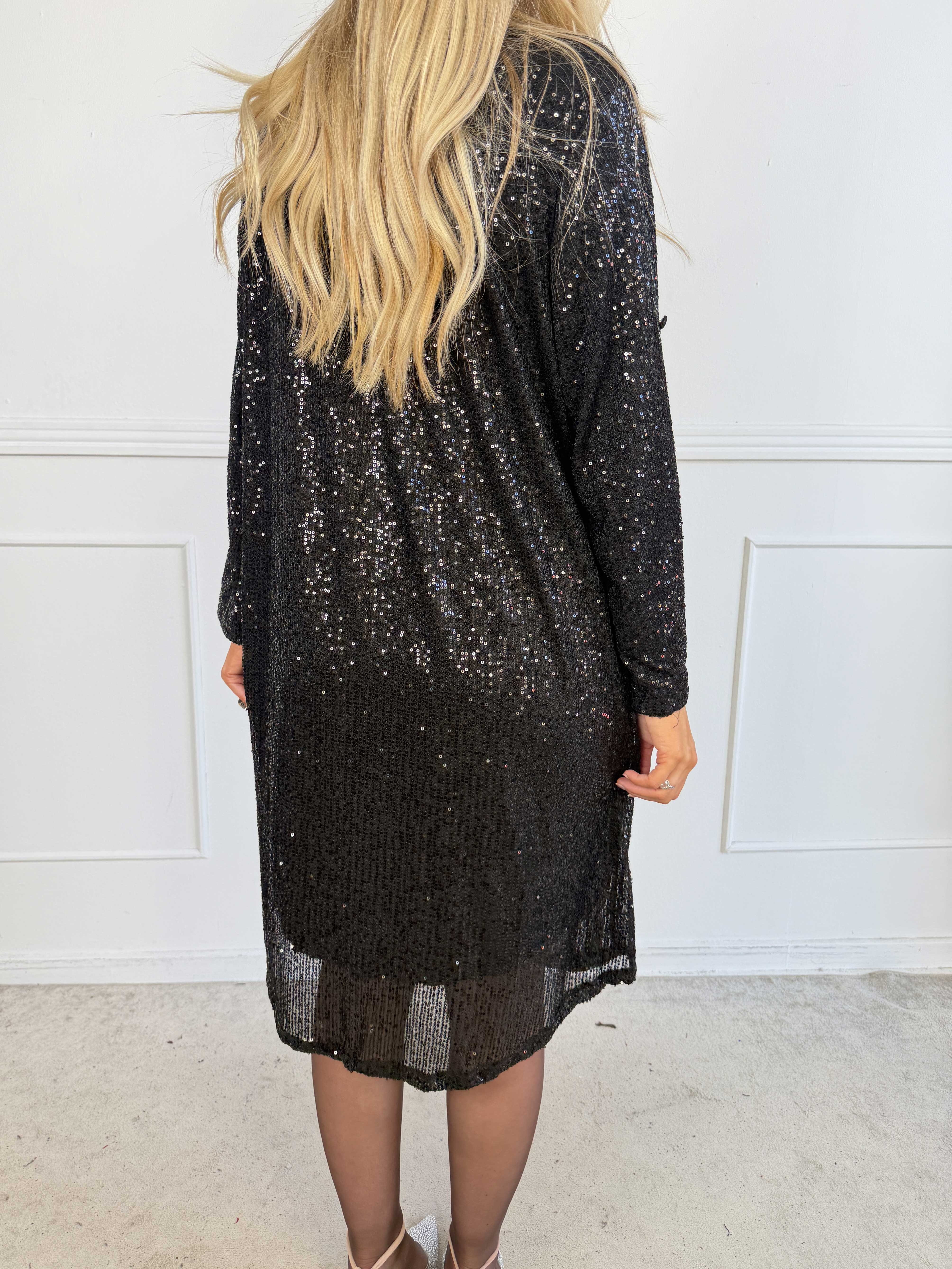 Ebba Glitter - Paljettklänning i plus size med knappar vid urringningen som ger en elegant look